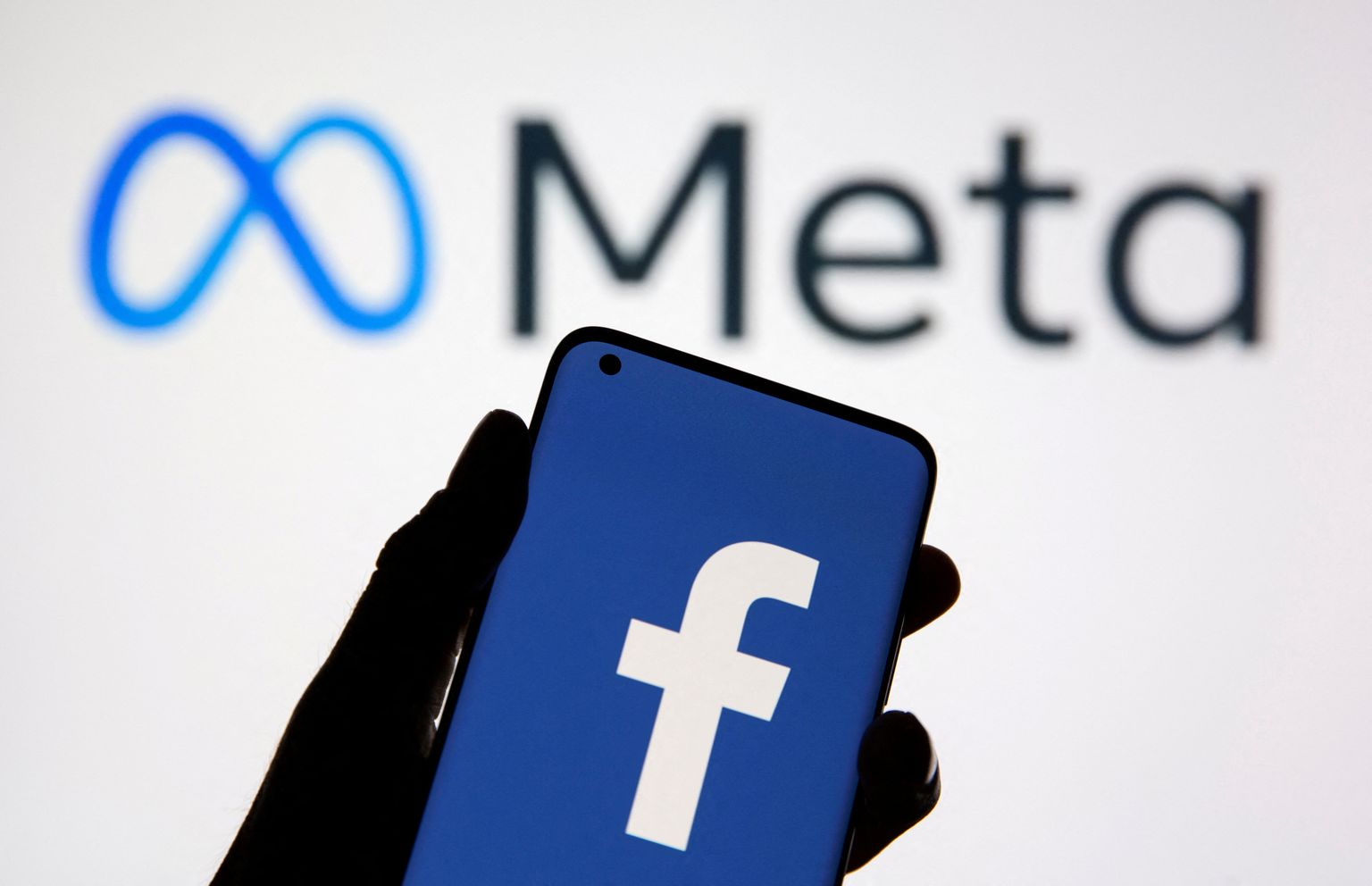 Meta kuulutas välja Facebooki uued omadused, mis ei lase enam sõprade postitusi kahe silma vahele jätta. Samas hakkab algoritm veel rohkem soovitama TikToki stiilis täiesti tundmatute inimeste tehtud sisu.