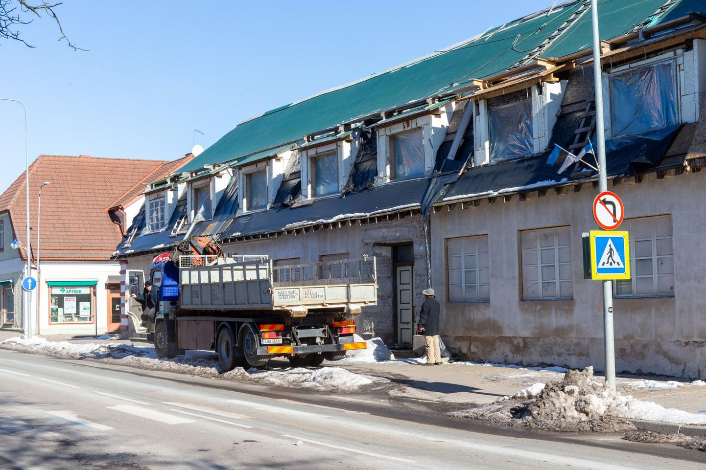 Kolmapäeva pärastlõunal oli Tallinna tänava hoone juures veoauto, millega ehituskraami ära veeti.