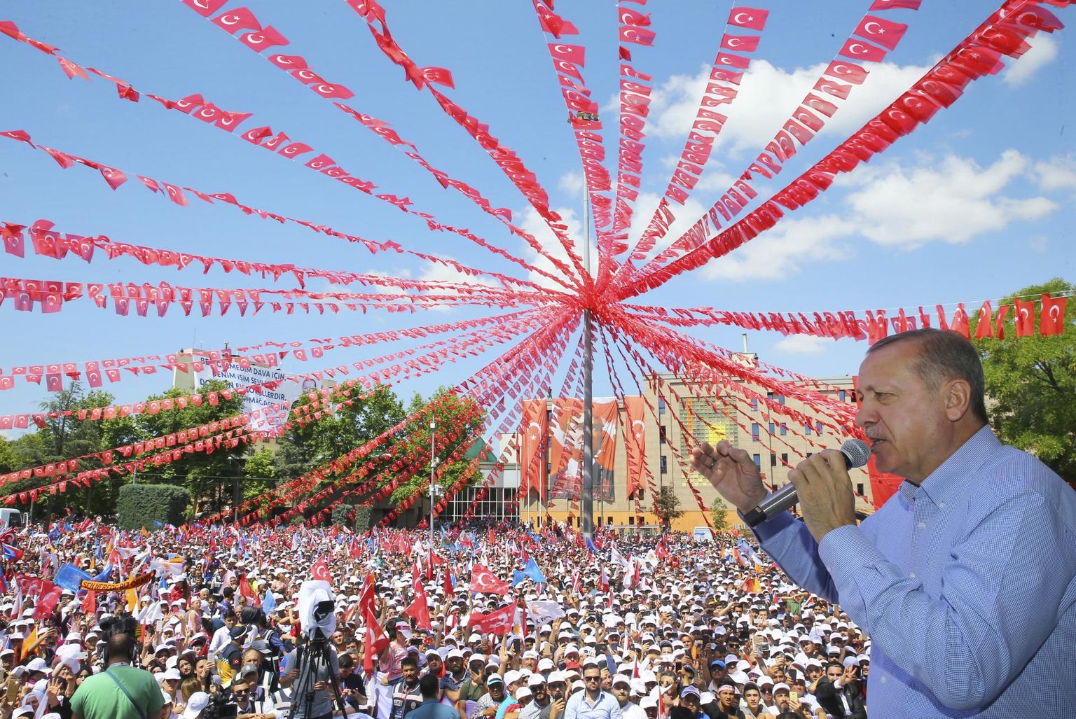 President Recep Tayyip Erdoğan Türgi loodeosas Eskişehiris kõnet pidamas.