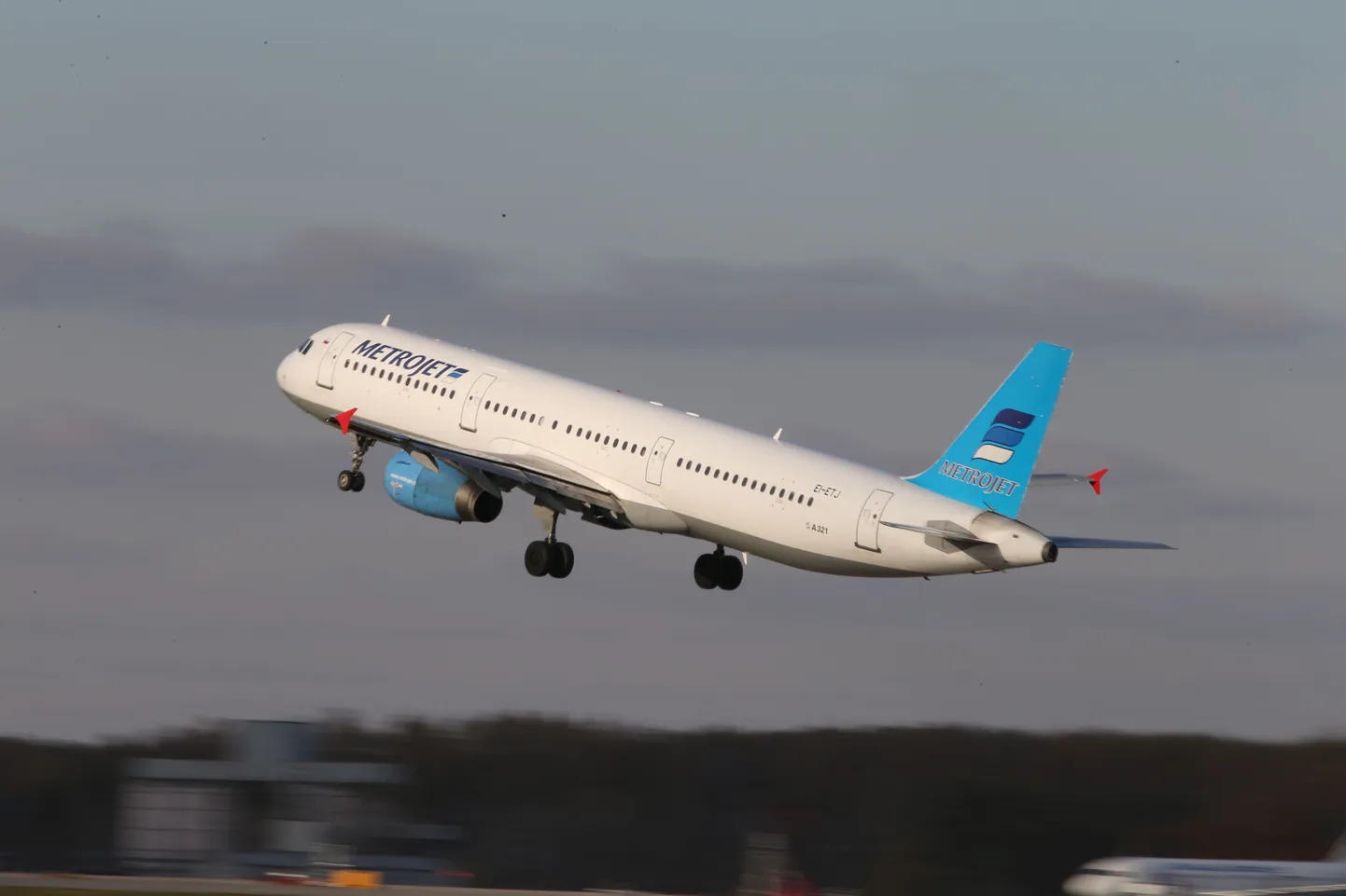 Kogalõmavia reisilennuk Airbus A321 sabanumbriga EI-ETJ selle aasta oktoobris Moskva Domodedovo lennuväljal – sama lennuk, mis täna Egiptuses alla kukkus.