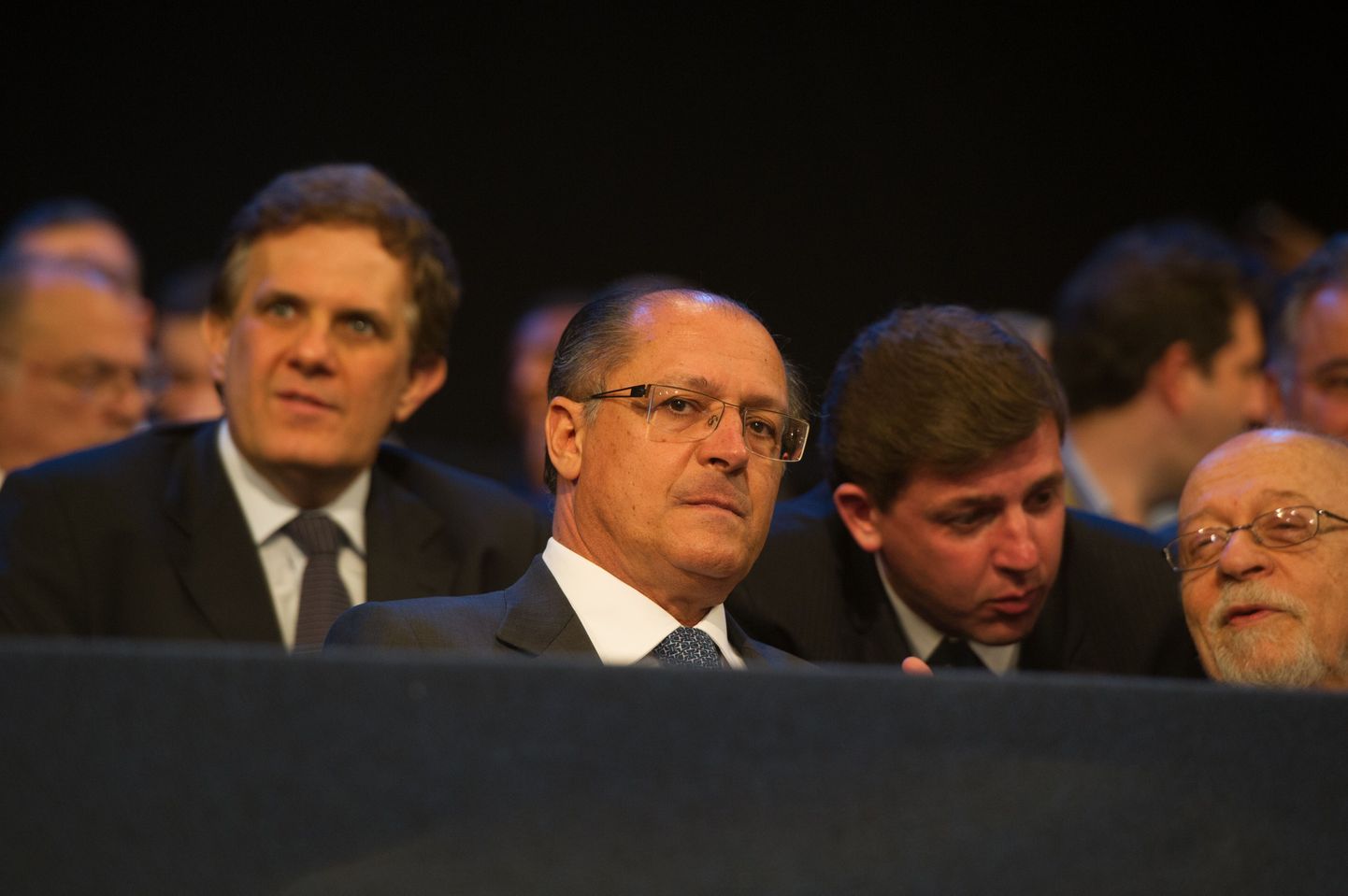 Keskel Sao Paulo provintsikuberner Geraldo Alckmin.
