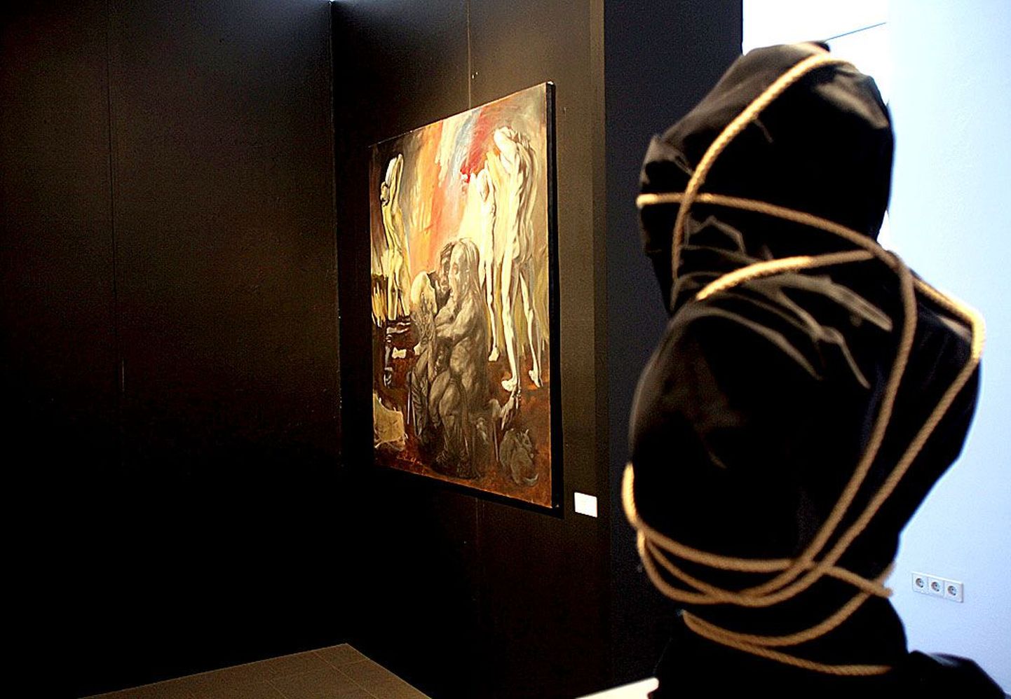 Kunstimaja väikeses saalis vaatab Rauno Thomas Mossi maali «Soigutajad» musta riidesse mässitud büst.