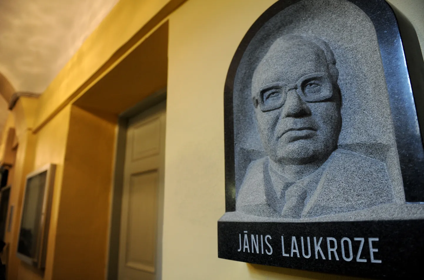 Granīta augstcilnis ar 2001.gada rudenī noslepkavotā tiesneša Jāņa Laukrozes portretu atklāts Rīgas apgabaltiesā.