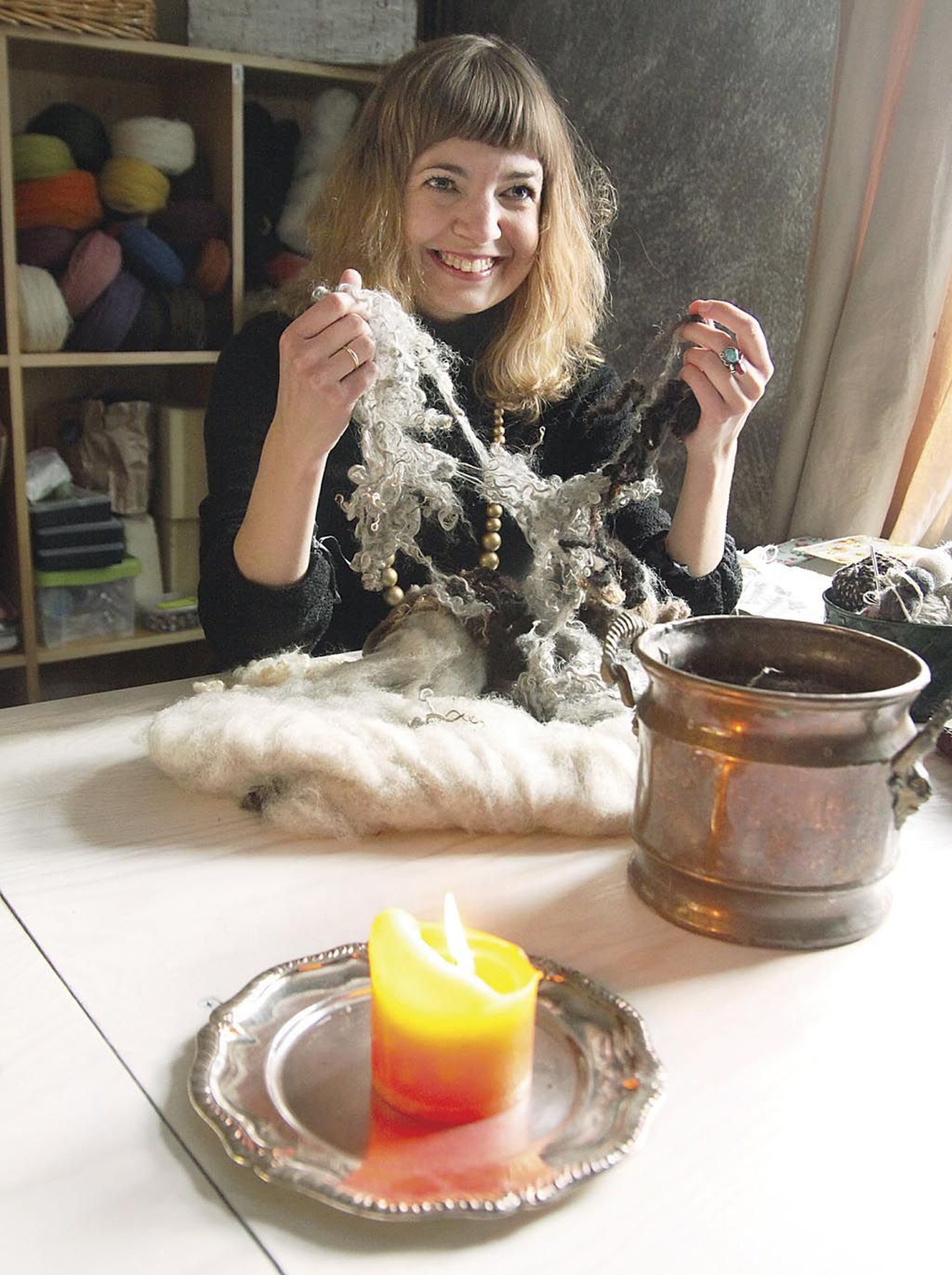 “Pärnu aasta naine 2009” Herdis Elmend särab Märjamaalt toodud lokkis lambavilla peos hoides: “Sellest saab kindlasti midagi … midagi põnevat.”