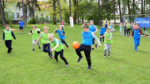 По случаю юбилея Эстонии 15 школ получат новые дворы