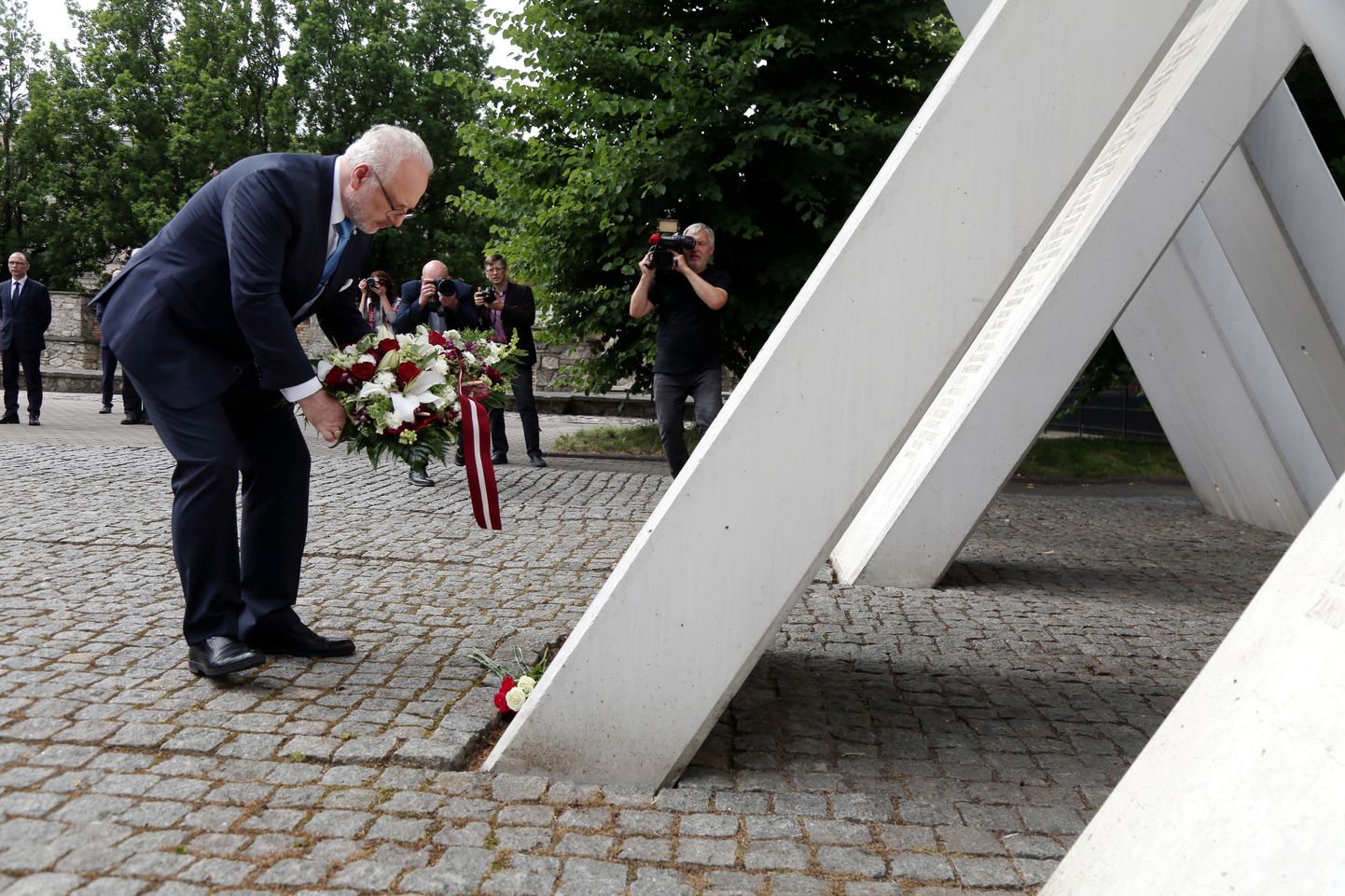 Valsts prezidents Egils Levits piedalās Ebreju tautas genocīda upuru piemiņas dienai veltītajā ziedu nolikšanas ceremonijā Rīgas Horālās sinagogas memoriālā.