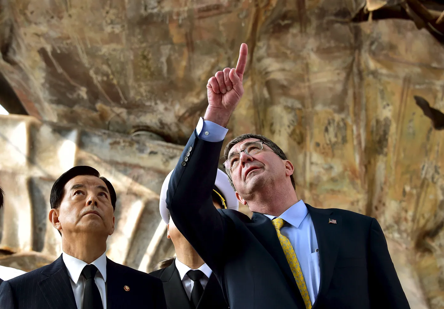 USA kaitseminister Ashton Carter (paremal) koos Lõuna-Korea kaitseministri Han Min-Kooga.