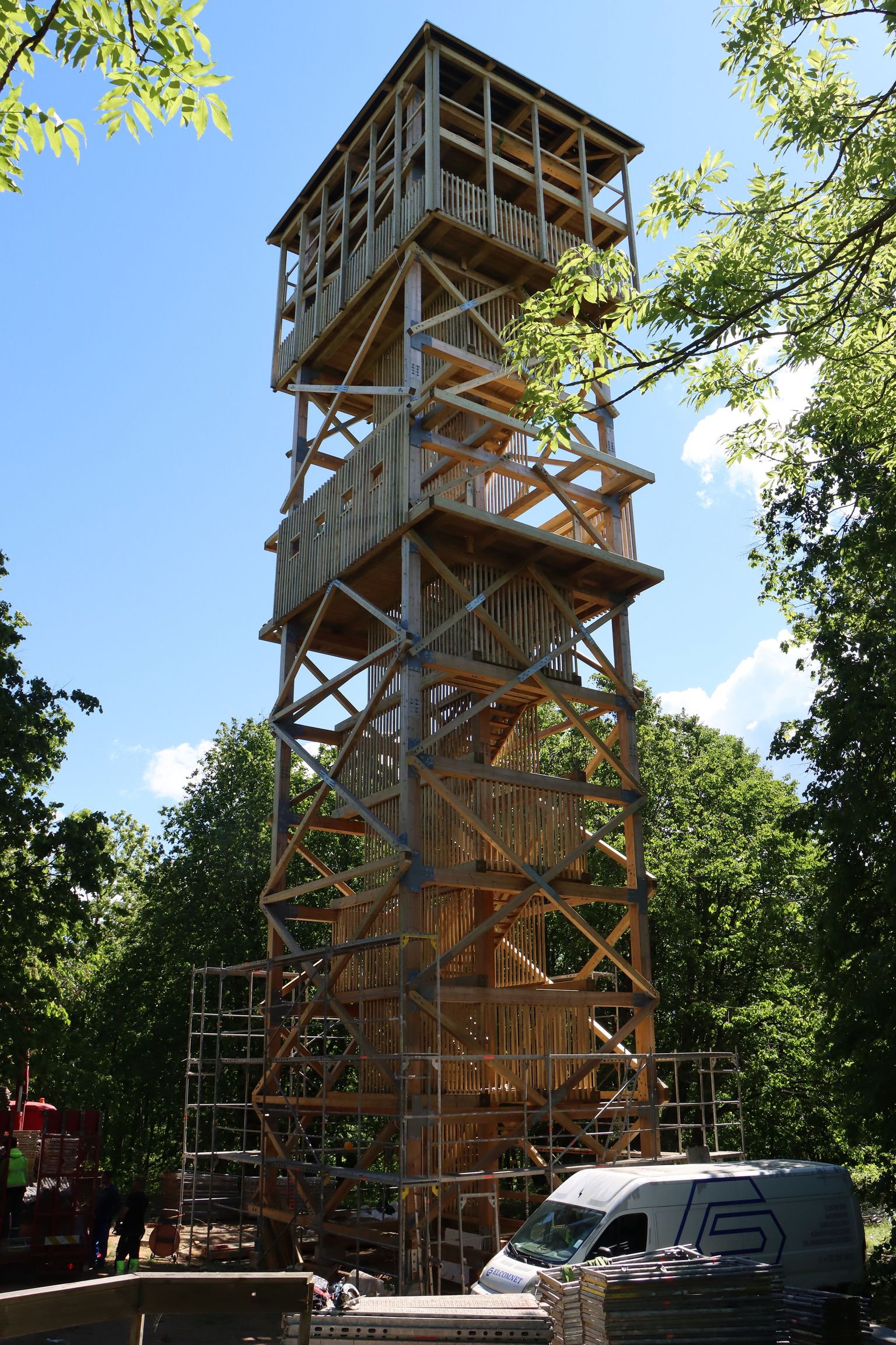 29,5 meetri kõrgune Sinimäe vaatetorn asub Pargimäel, mille kõrgus merepinnast on 84,6 meetrit.