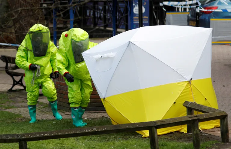 Eksperdid ümber paigutamas telgiga kaetud pinki, millelt Skripal ja tema tütar leiti.
