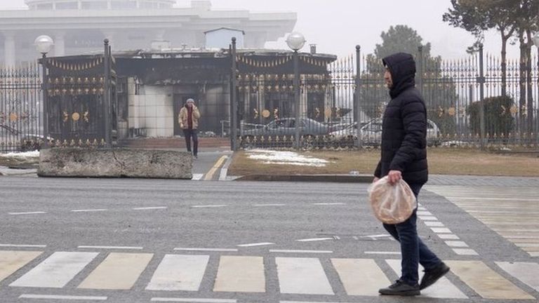 Напротив сожженной резиденции президента в Алматы