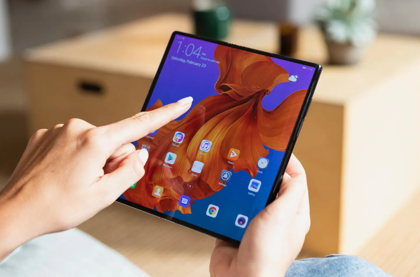 Üks telefon, midu ekraani: Huawei Mate X ekraan voldituna ja lahti tehtuna.