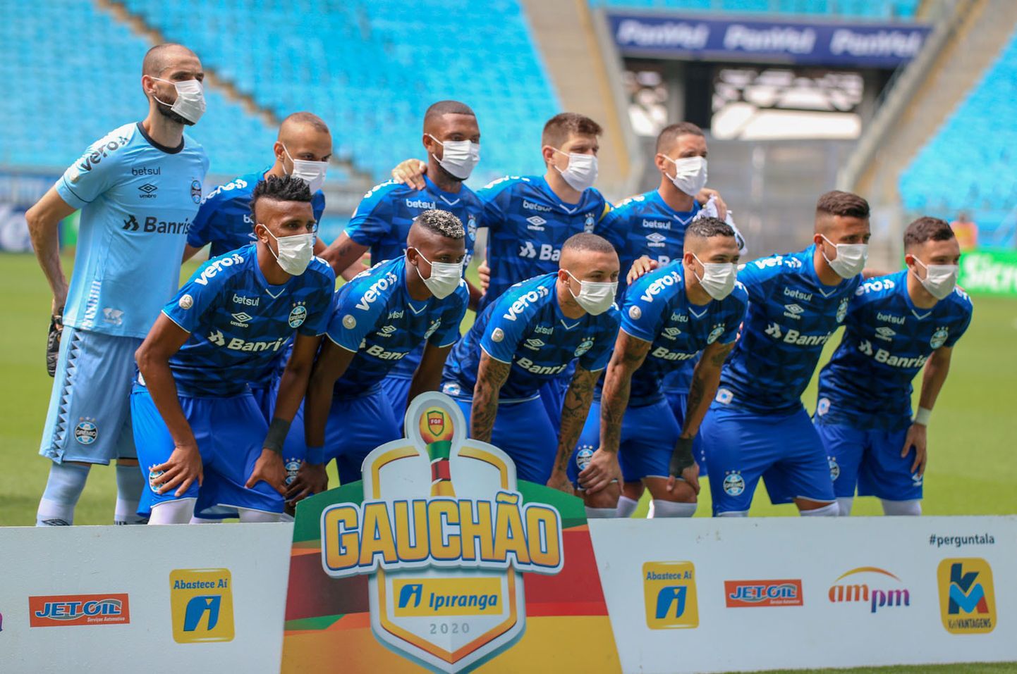 Brasiilia jalgpalliklubi Gremio jalgpallurid kandsid enne pühapäevast meistrisarja kohtumist näomaske, et protesteerida liiga jätkumise vastu.