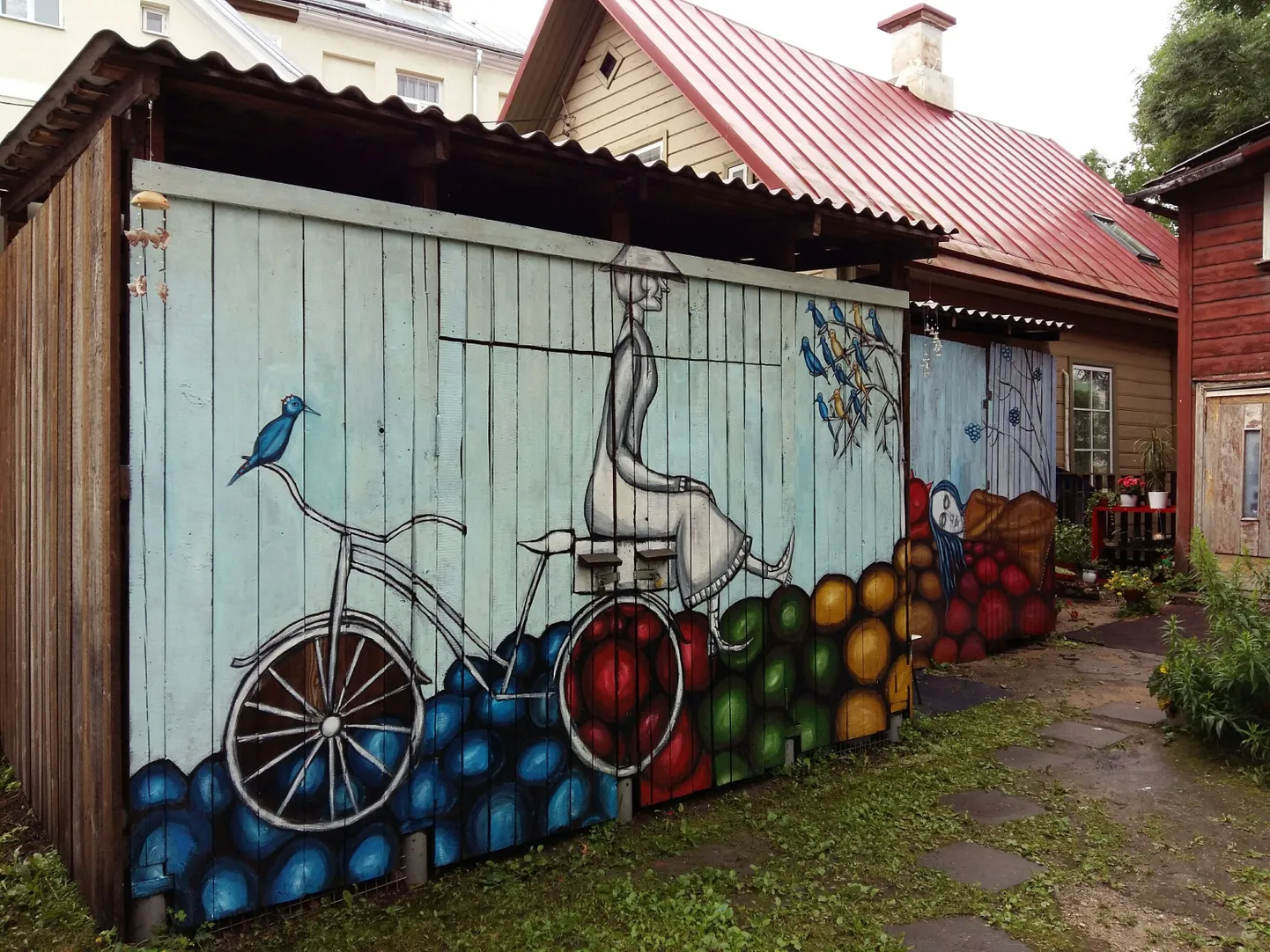 Kroonuaia tänava elumaja kuur Tartus.