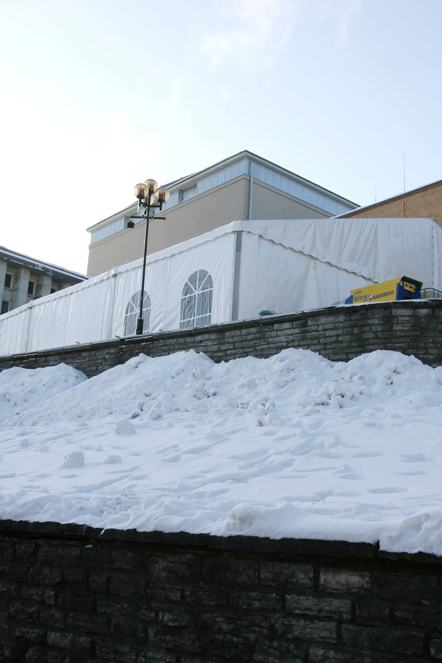 2007. veebruaris püstitati presidendi vastuvõtu eel Vanemuise ette telk.