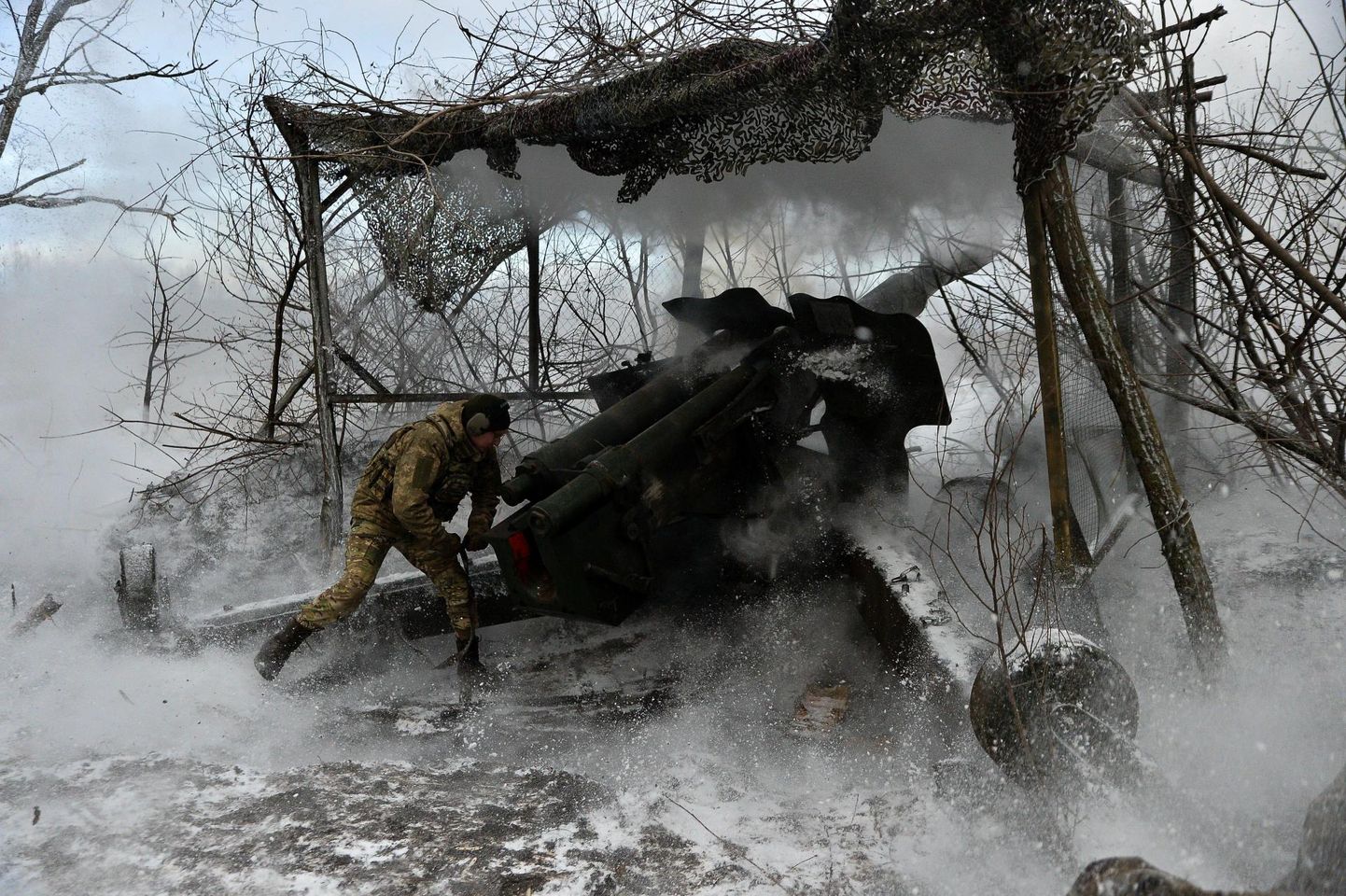 Ukraina suurtükiväelane 27. novembril rindel Harkivi oblastis Kupjanski lähedal.