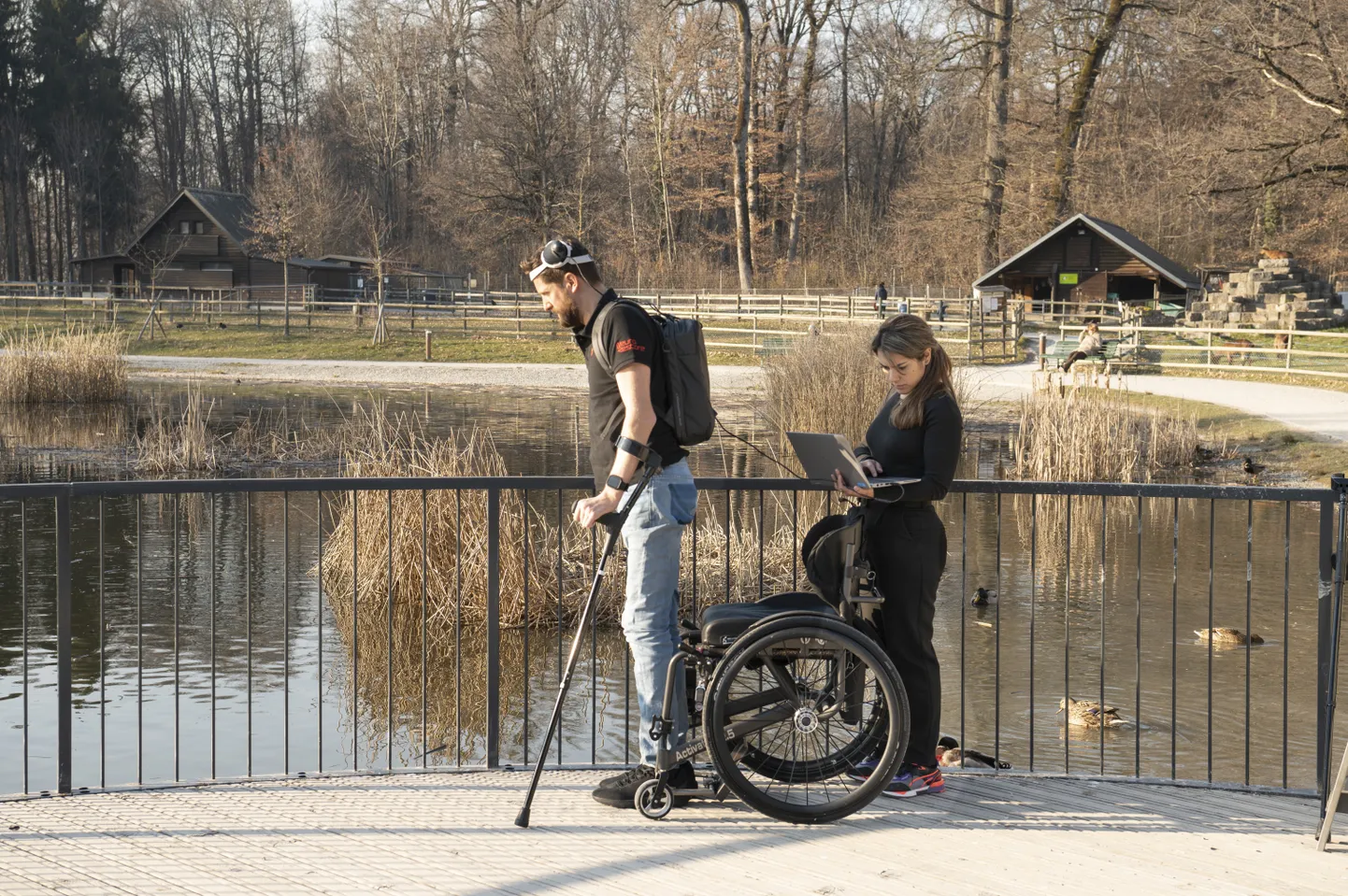 Esialgu veel kohmakana tunduv seadeldis, mida peab kaasas kandma, aitab halvatul oma jalgu juhtida. Esialgne robotlik liikumine on harjutamise käigus asendumas aina sujuvamaga.