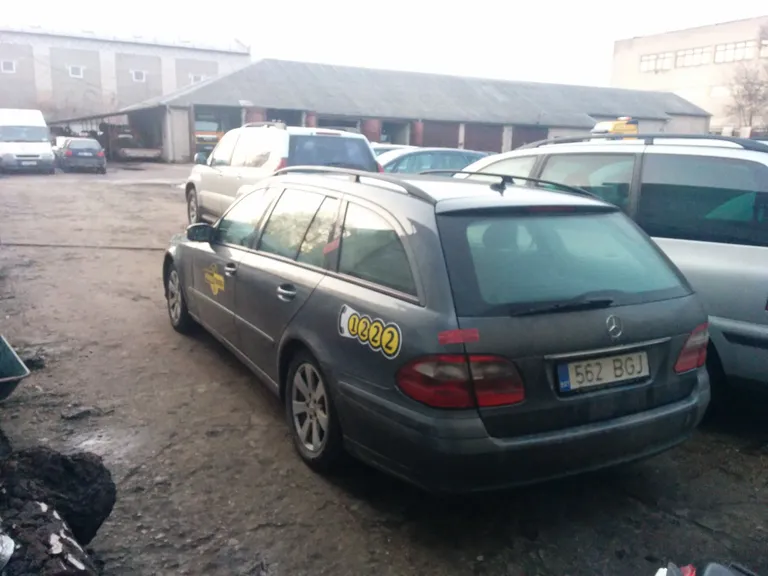 Tapetud taksojuhi auto Leedu parklas. Foto: 15min.lt