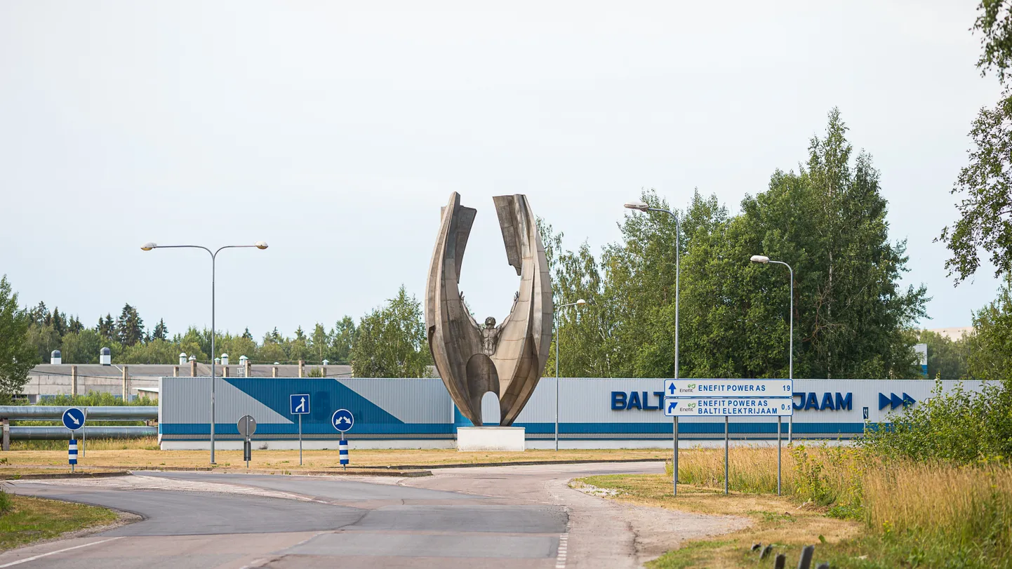 Памятник "Энергия", находящийся у дороги рядом с Балтийской электростанцией компании "Enefit Power".