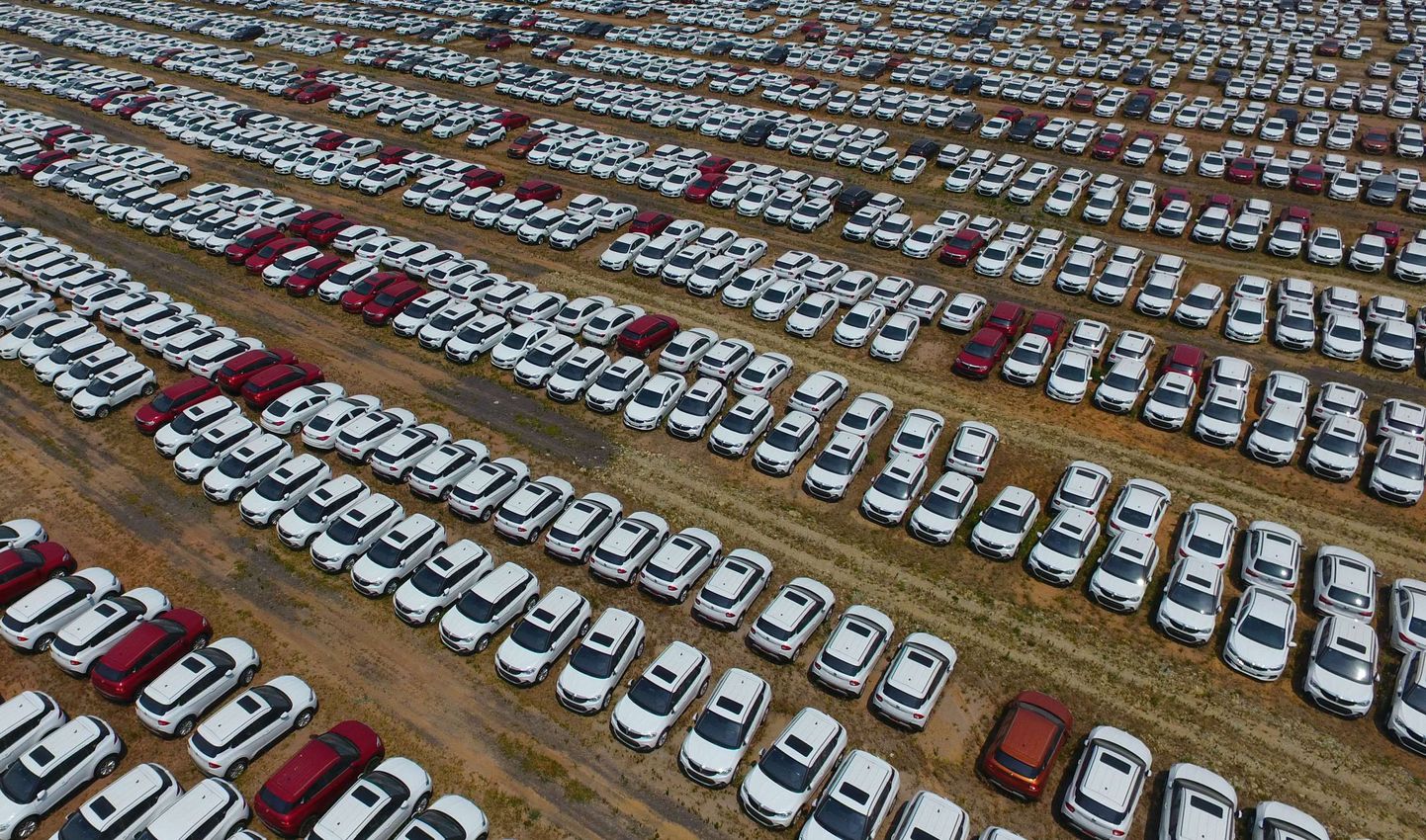 Tuhanded uued autod parkimisplatsil Shenyangis, Liaoningi provintsis.