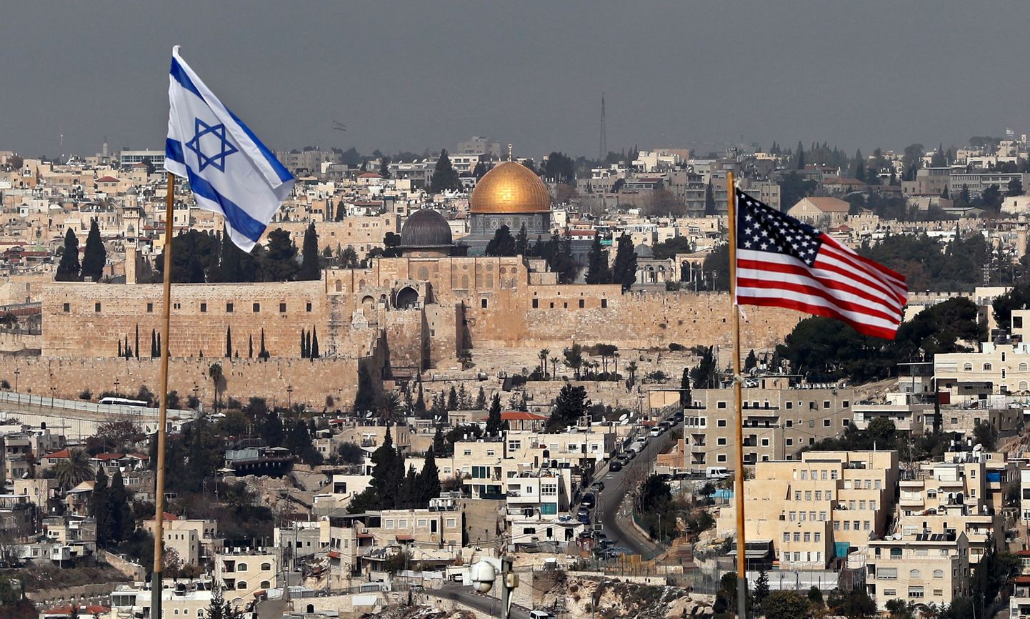 USA ja Iisraeli lipud lehvimas Ida-Jeruusalemmas.