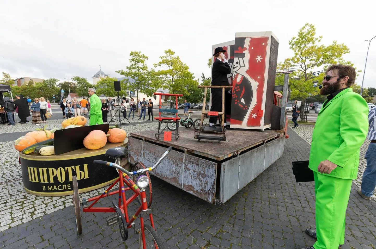 Rakvere teatri 85. hooaeg algas heategevusmüügiga, millest saavad kasu Talinna loomaaia asukad.