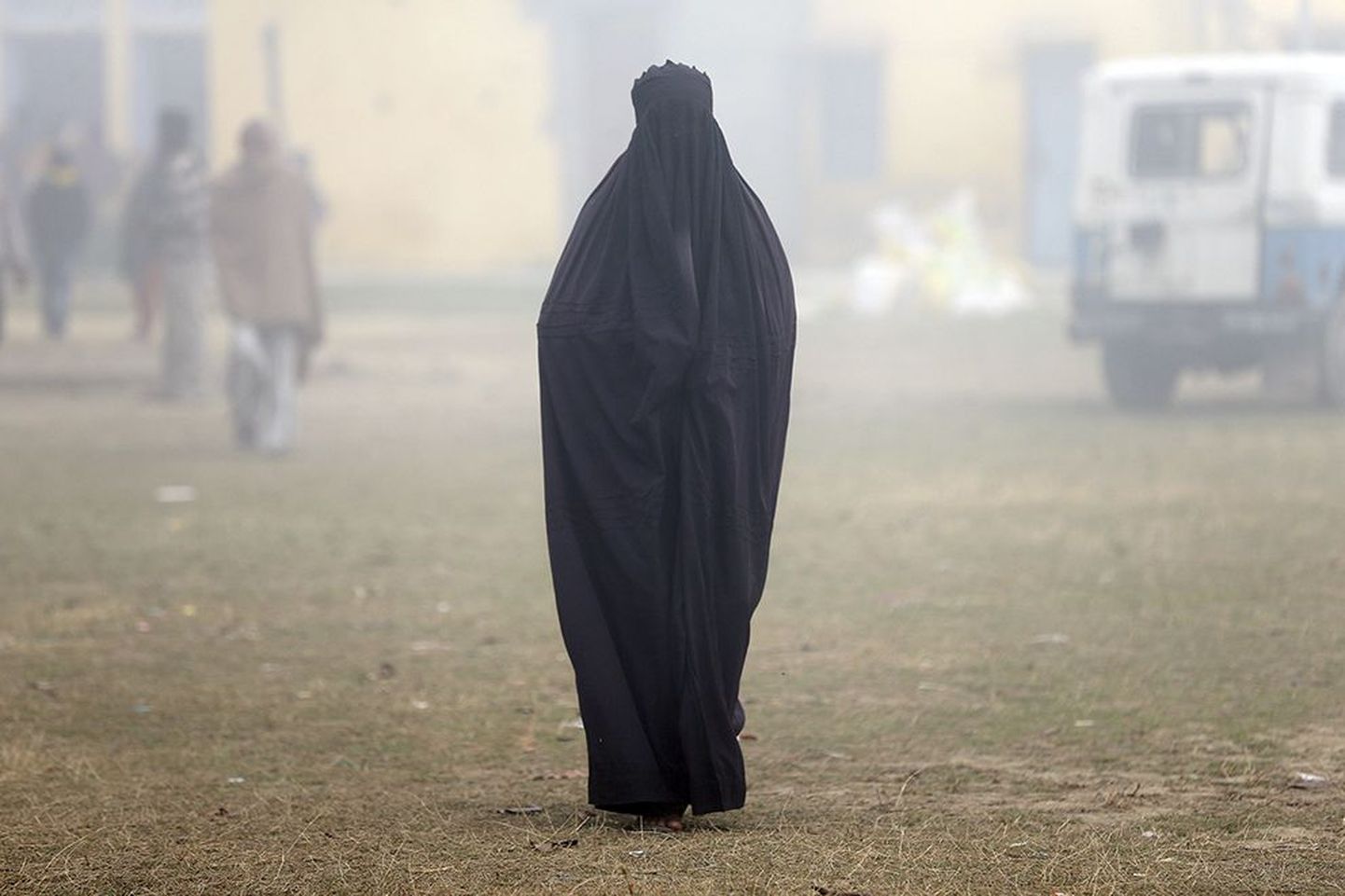 Burkat kandev naine on Eestis praegu haruldus. See pilt on tehtud Indias.