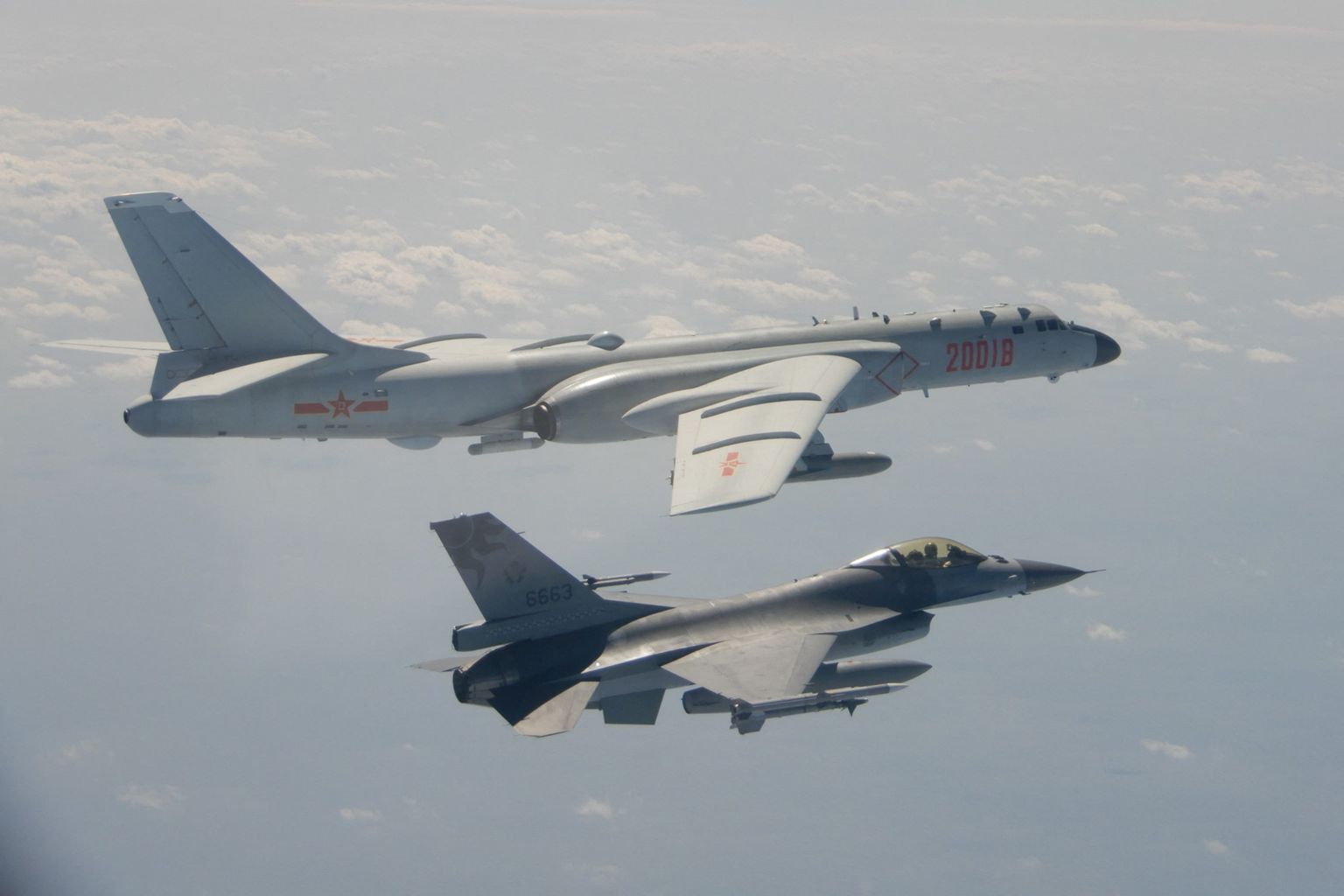Taiwani kaitseministeeriumi foto varasemast õhuruumi rikkumisest 10. veebruaril 2020. Üleval on H-6 pommitaja, all F-16 hävitaja.