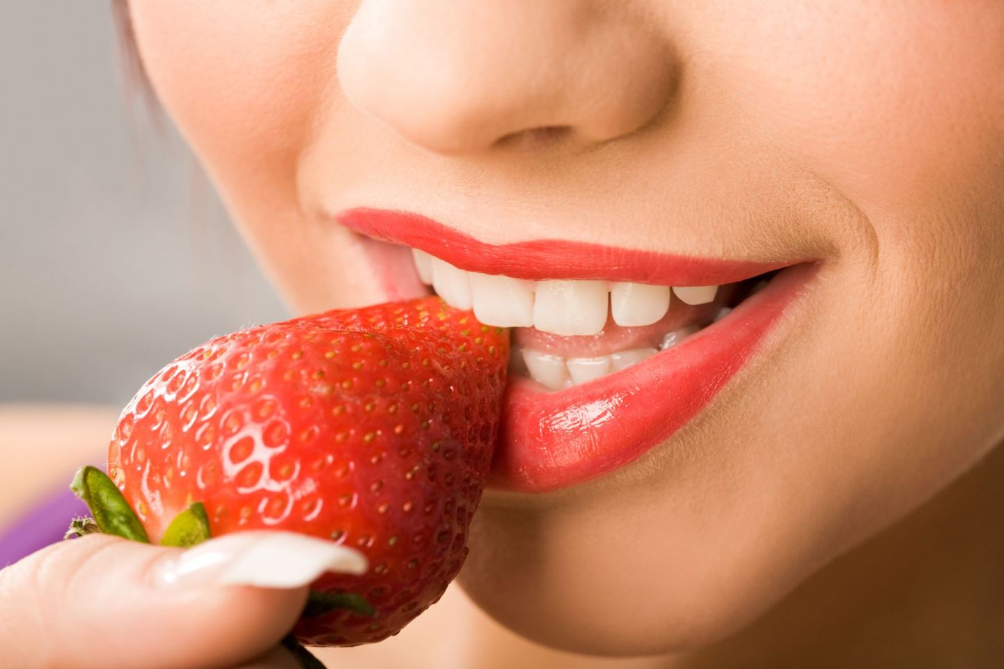 Maasikad aitavad hambad valgena hoida.