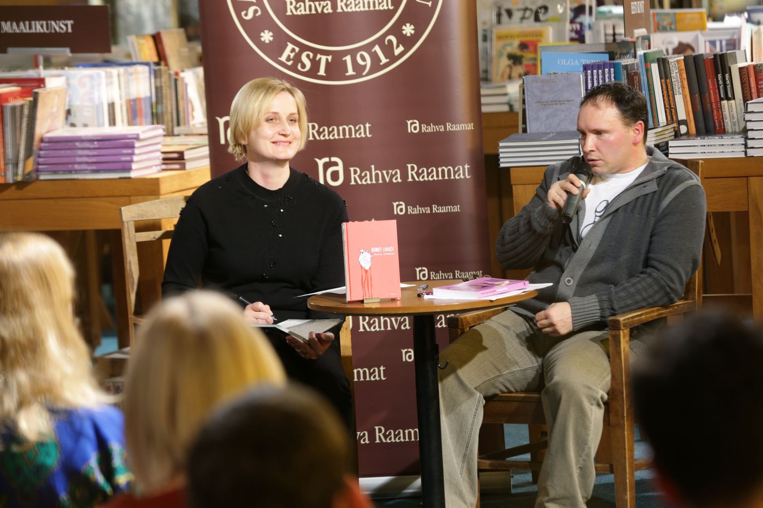 Kirjanik Andrei Ivanov tutvustas oma raamatut "Harbini ööliblikad". Pildil on hetk eestikeelse raamatu esitluselt Rahva Raamatus. Autorit küsitles Ilonna Martsion.