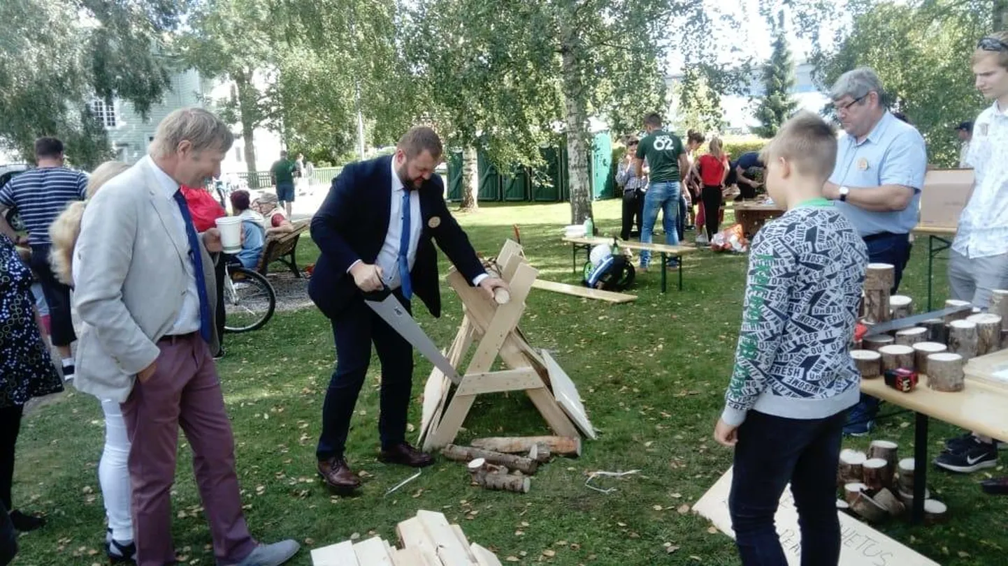 Keskkonnaminister Rene Kokk pani end metsapäeval proovile ja saagis puud.