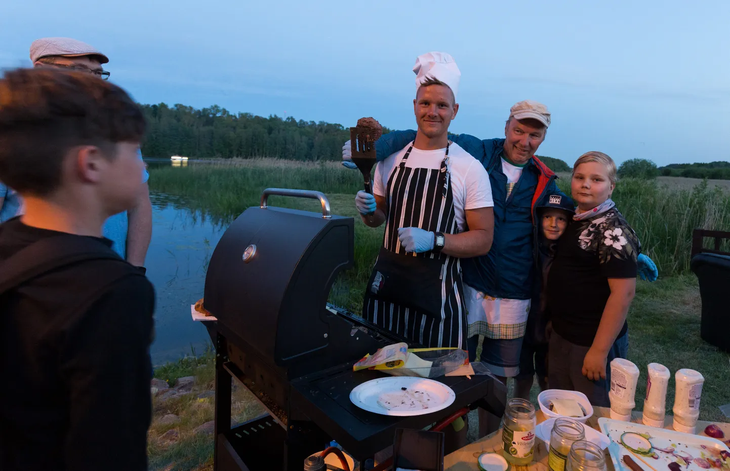 Robert Jürimaa valmistas koos abilistega kohvikuteööl 117 hamburgerit.