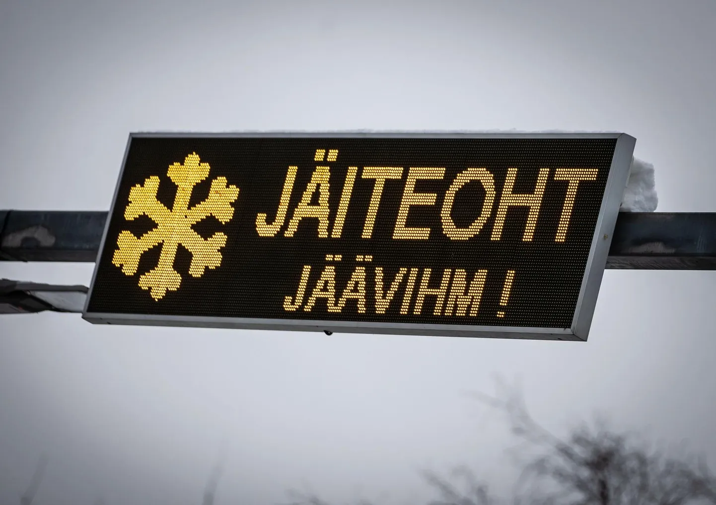 Transpordiameti liiklusjuhtimiskeskus hoiatab jäiteohu eest.