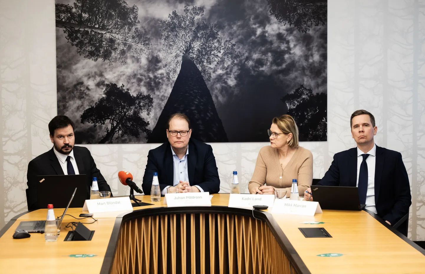 RMK peakontoris esitleti RMK poolt advokaadibüroolt Cobalt tellitud riigiabi analüüsi. Pildil (vasakult) Cobalti vandeadvokaat Mart Blöndal, JP Economicsi majandusekspert Juhan Põldroos, RMK nõukogu esimees Kadri Land ja RMK juht Mikk Marran.