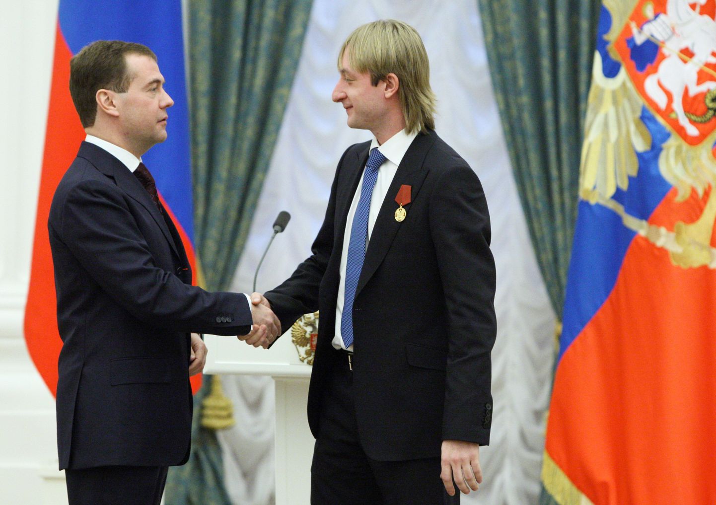 Dmitri Medvedev (vasakul) Jevgeni Pljuštšenkot autasustamas.