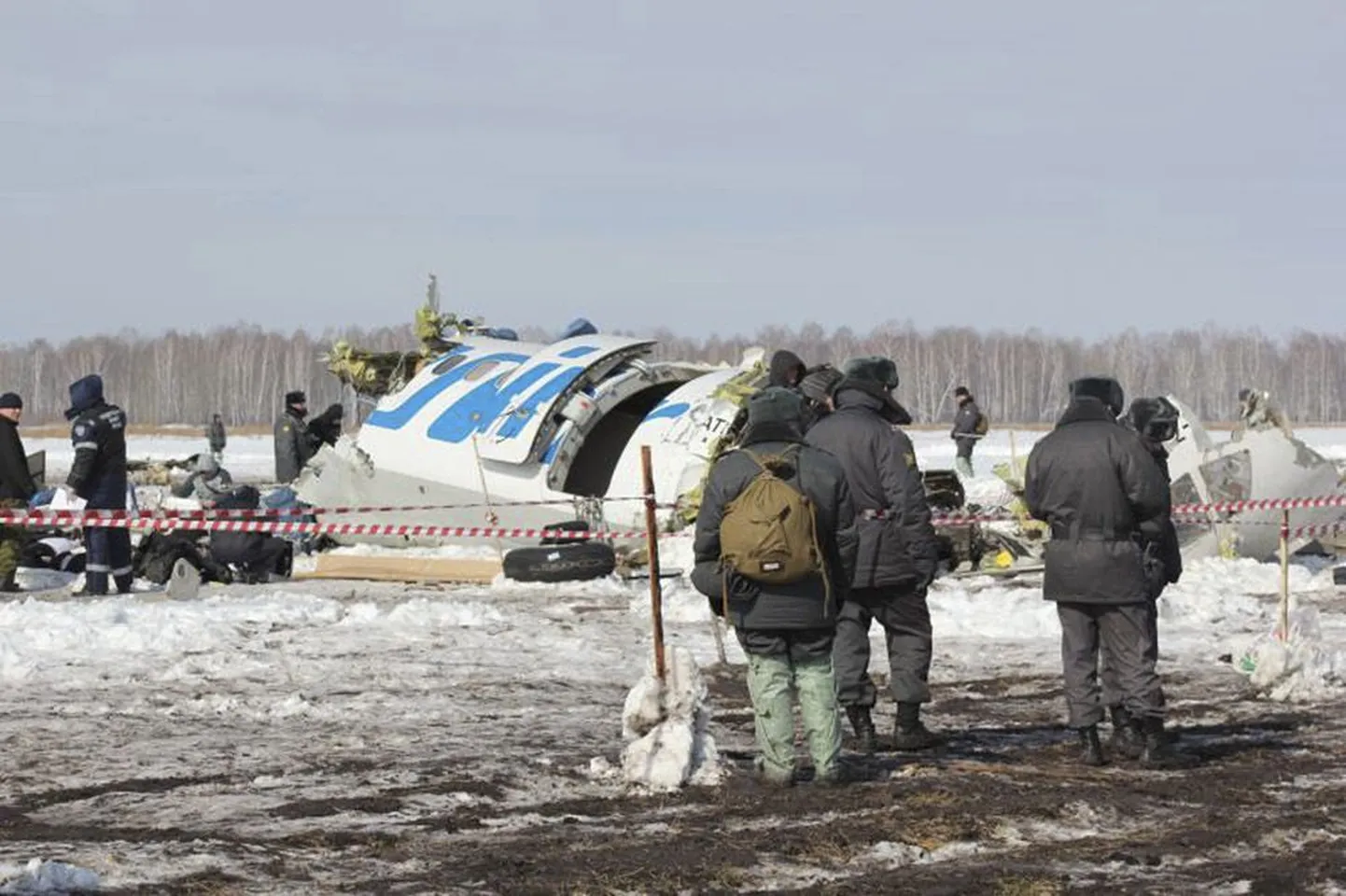 Operatiivtöötajad eile Lääne-Siberis Tjumeni oblastis alla kukkunud reisilennuki rusude juures.