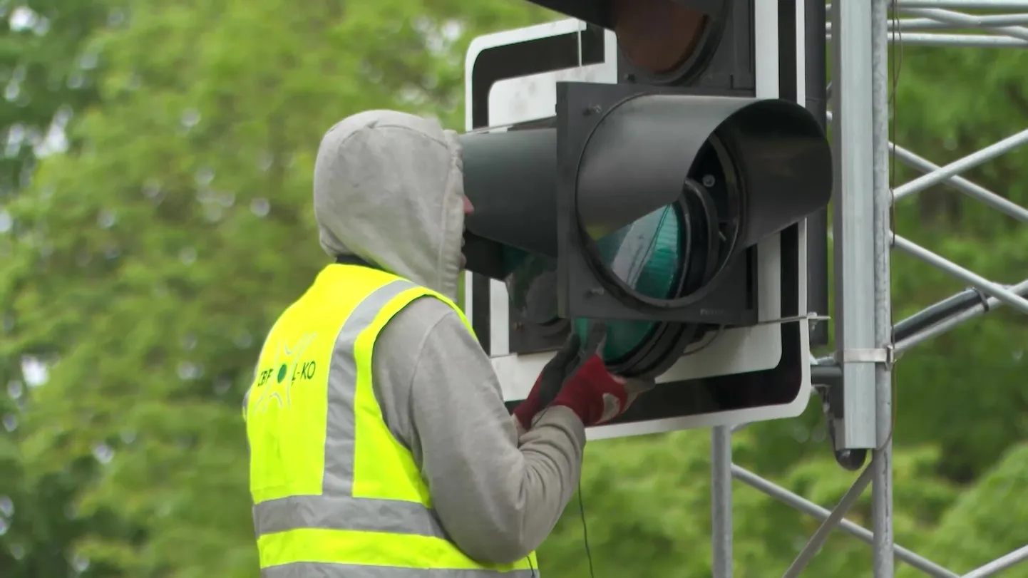 Пробки и загадочный светофор: водители удивлены ситуацией на одном из перекрестков Риги
