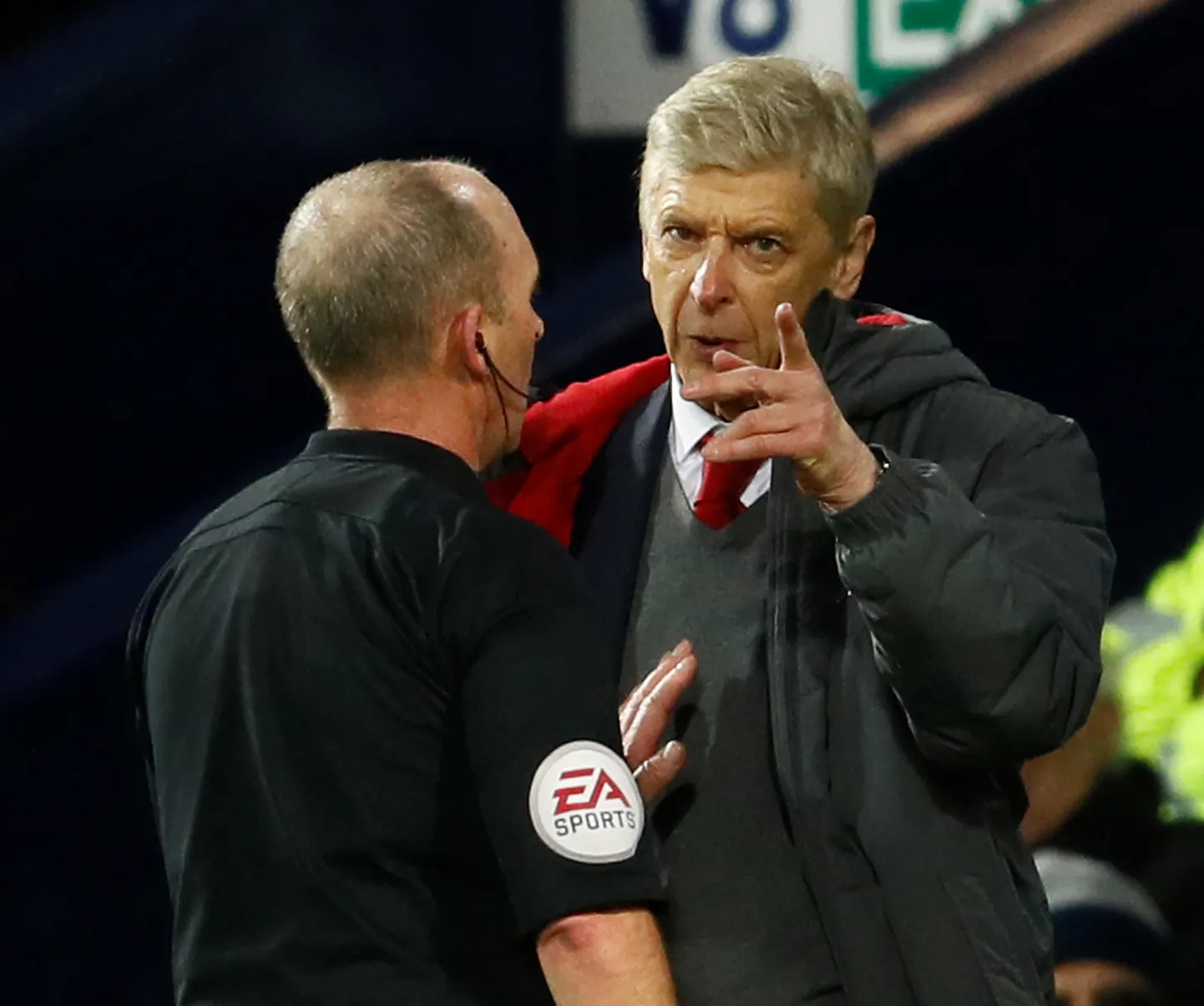 Kohtunik Mike Dean ja Londoni Arsenali peatreener Arsene Wenger.