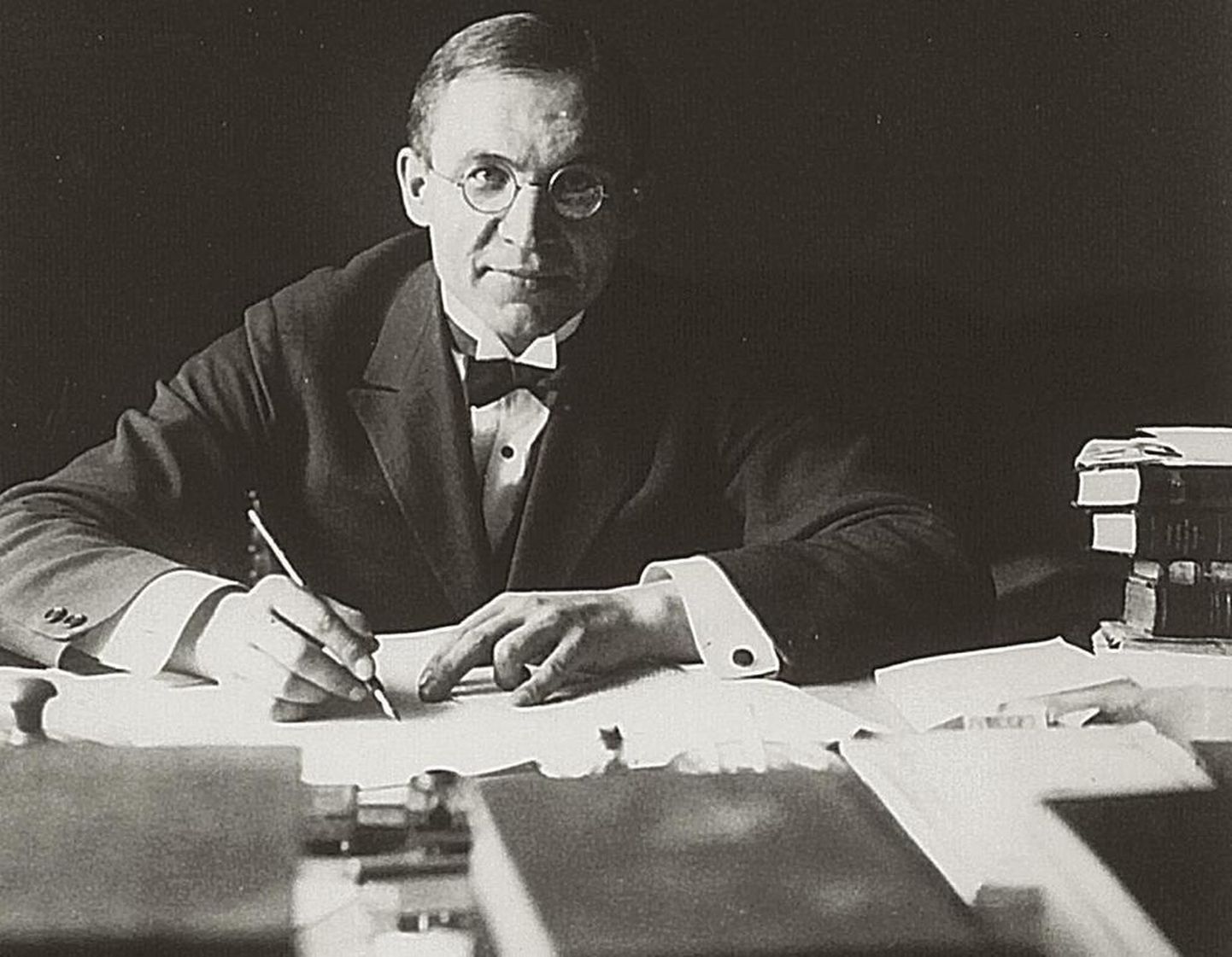 Professor Jüri Uluots oma kabinetis. 1930ndate algus.