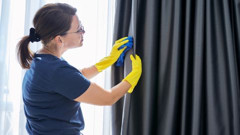 Как почистить шторы, не снимая: 5 быстрых способов, о которых многие не догадываются