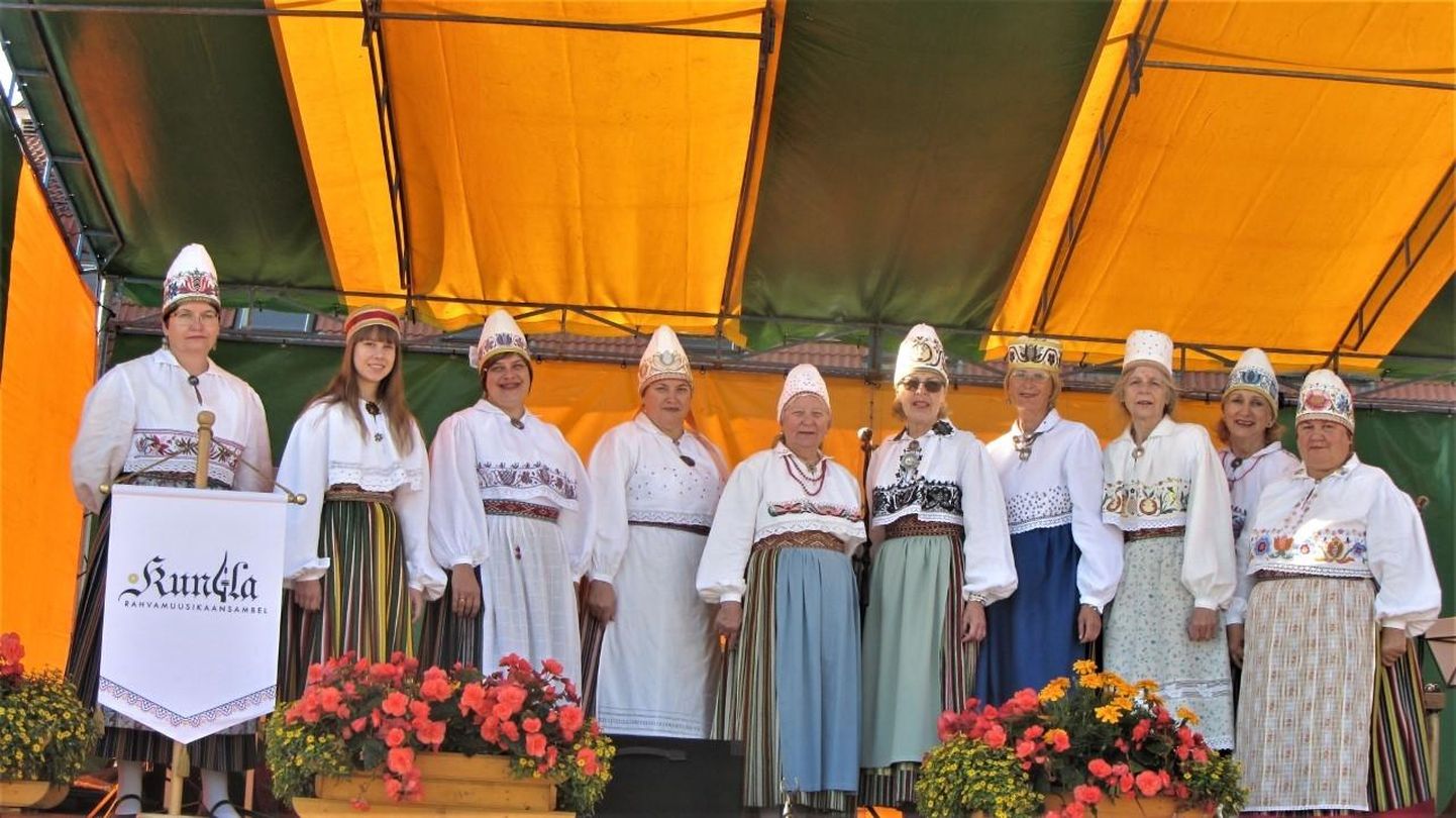 Kungla naised kannavad esinemistel Põhja-Eesti rahvarõivaid, mis pärinevad Kadrina, Viru-Nigula, Väike-Maarja, Viru-Jaagupi ja Rakvere kihelkonnast.