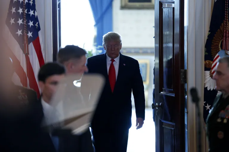 Donald Trump sisenemas 8. jaanuaril Valges Majas pressikonverentsiruumi.