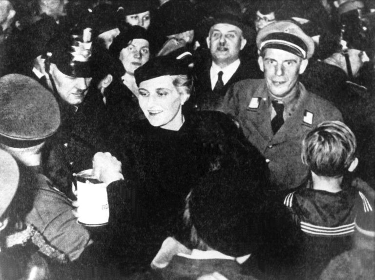 Joseph Goebbels ja Magda Goebbels (keskel)