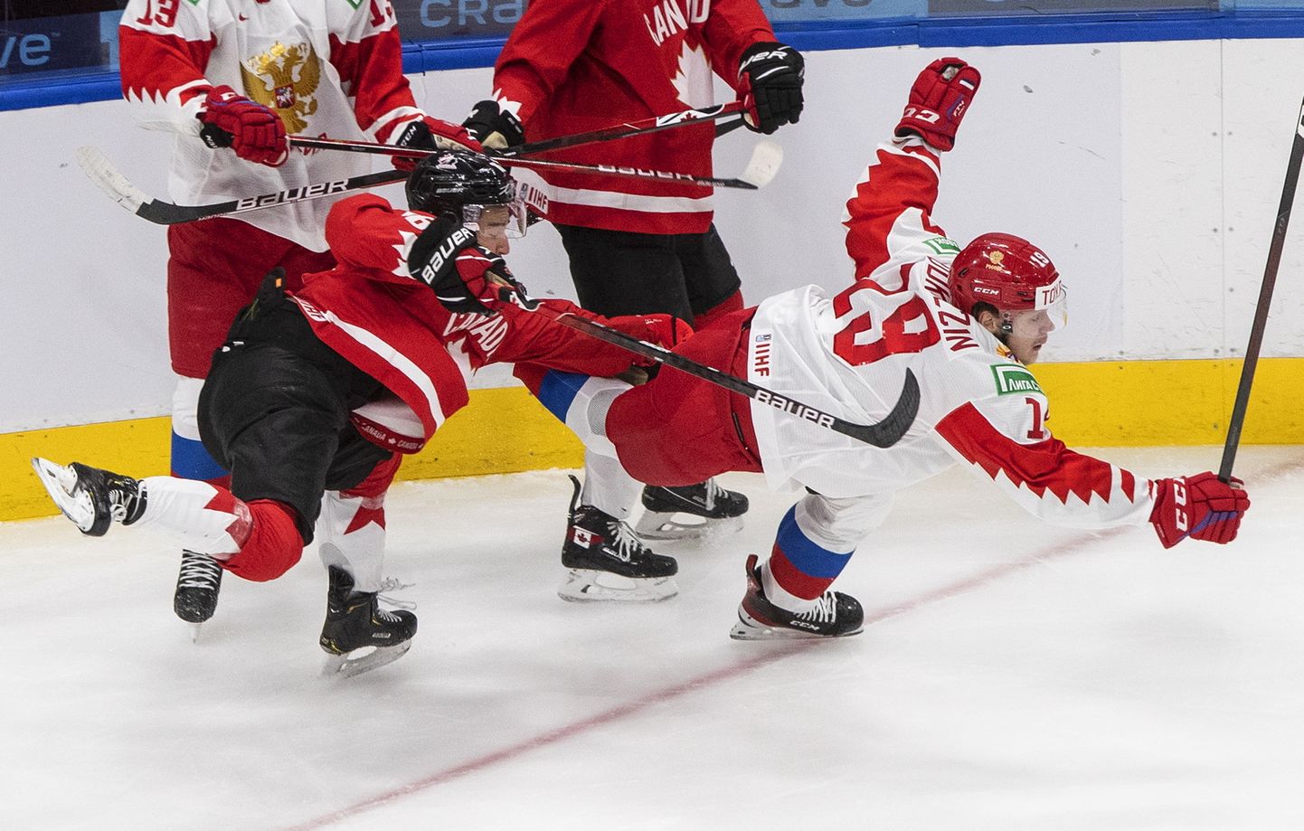 Момент матча между сборными России и Канады.