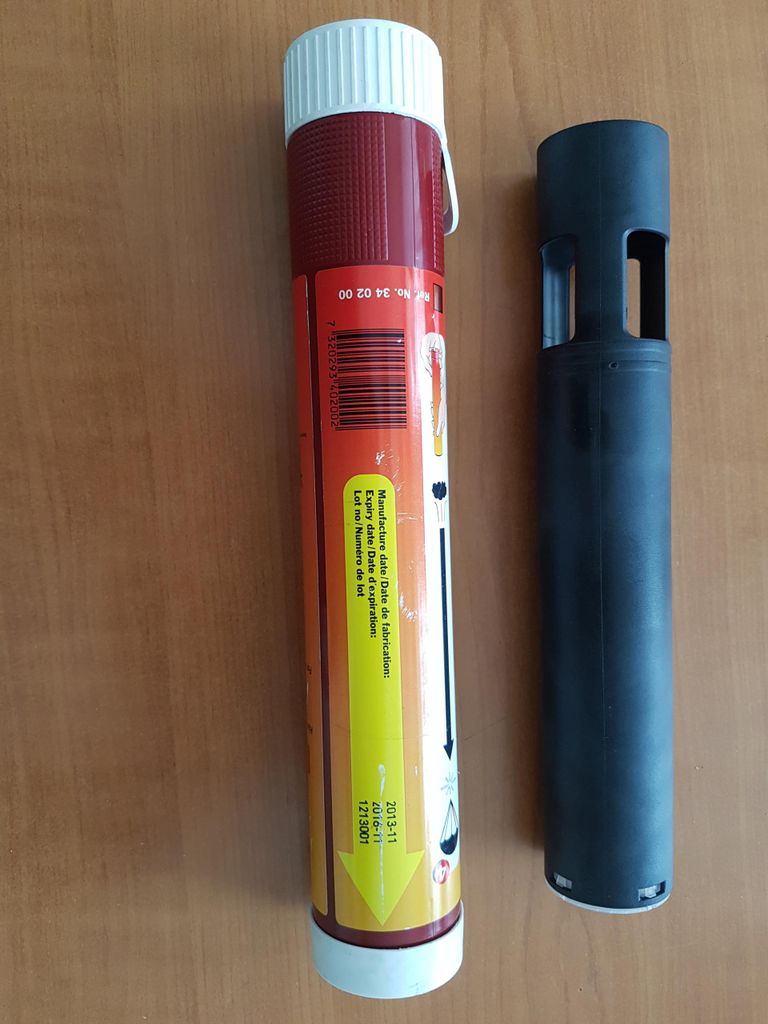 Punane signaalrakett: väline pakend ja raketi põlevainet sisaldav sisemine metallsilinder. FOTO: