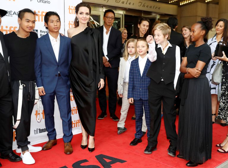 Angelina Jolie koos oma kuue lapsega. vasakult alates: Maddox Jolie-Pitt, Pax Jolie-Pitt, Vivienne Jolie-Pitt, Knox Leon Jolie-Pitt, Shiloh Jolie-Pitt ja Zahara Jolie-Pitt