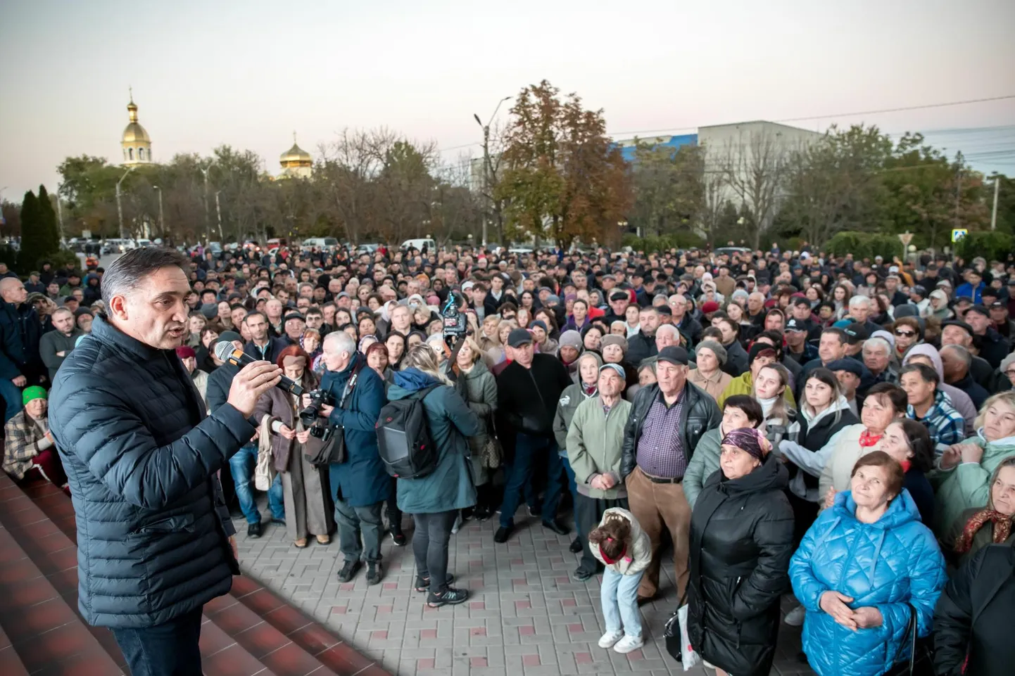 Moldova presidendivalimiste lõppvooru pääsenud endine peaprokurör Alexandr Stoianoglo reedel Gagauusia kesksuses Comratis toetajatele kõnet pidamas.