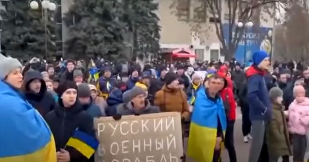 Митинг в Мелитополе. Украинцы митинг. Россия против Украины. Митинг за Украину. Украинцы воюют против украинцев