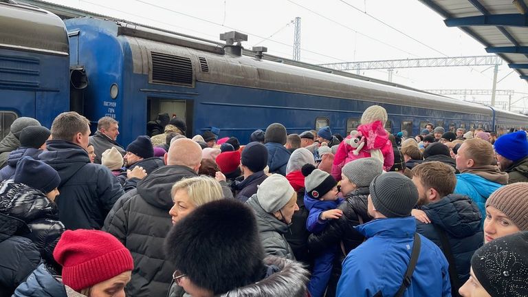 Вокзал в Днепре: те, кто решился уехать, пытаются сесть в поезд