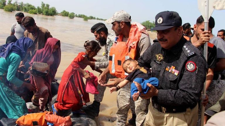 Военные Пакистана спасают людей в районе Даду, провинция Синд, 27 августа 2022 года