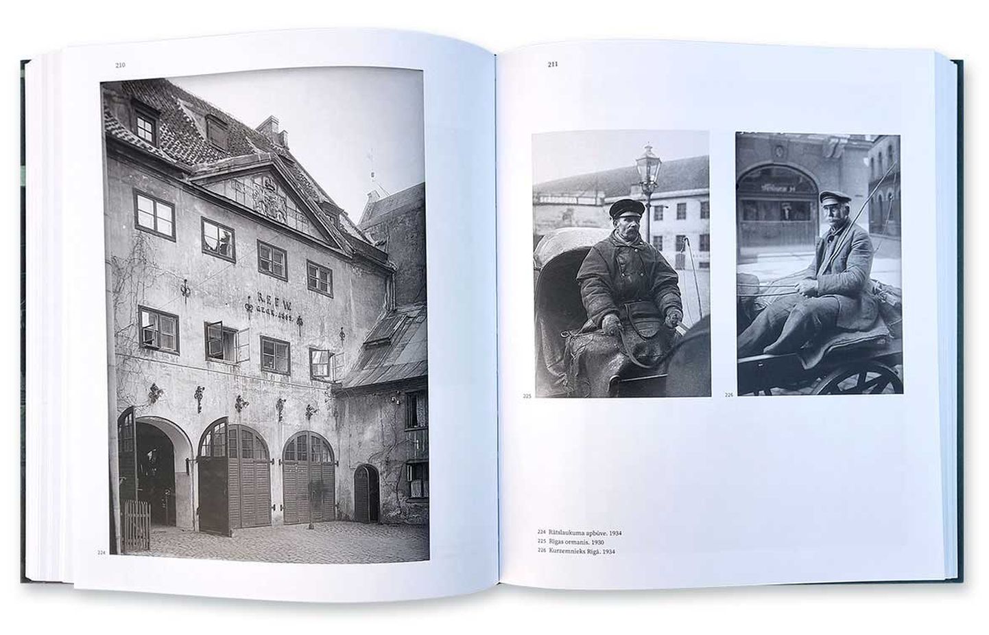Klajā nāk Katrīnas Teivānes monogrāfija par fotogrāfu Robertu Johansonu